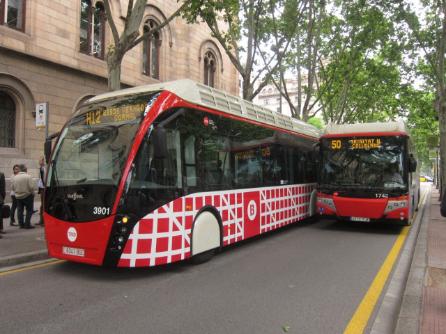 Archivo - TMB inicia la licitación para adquirir 210 autobuses eléctricos e híbridos