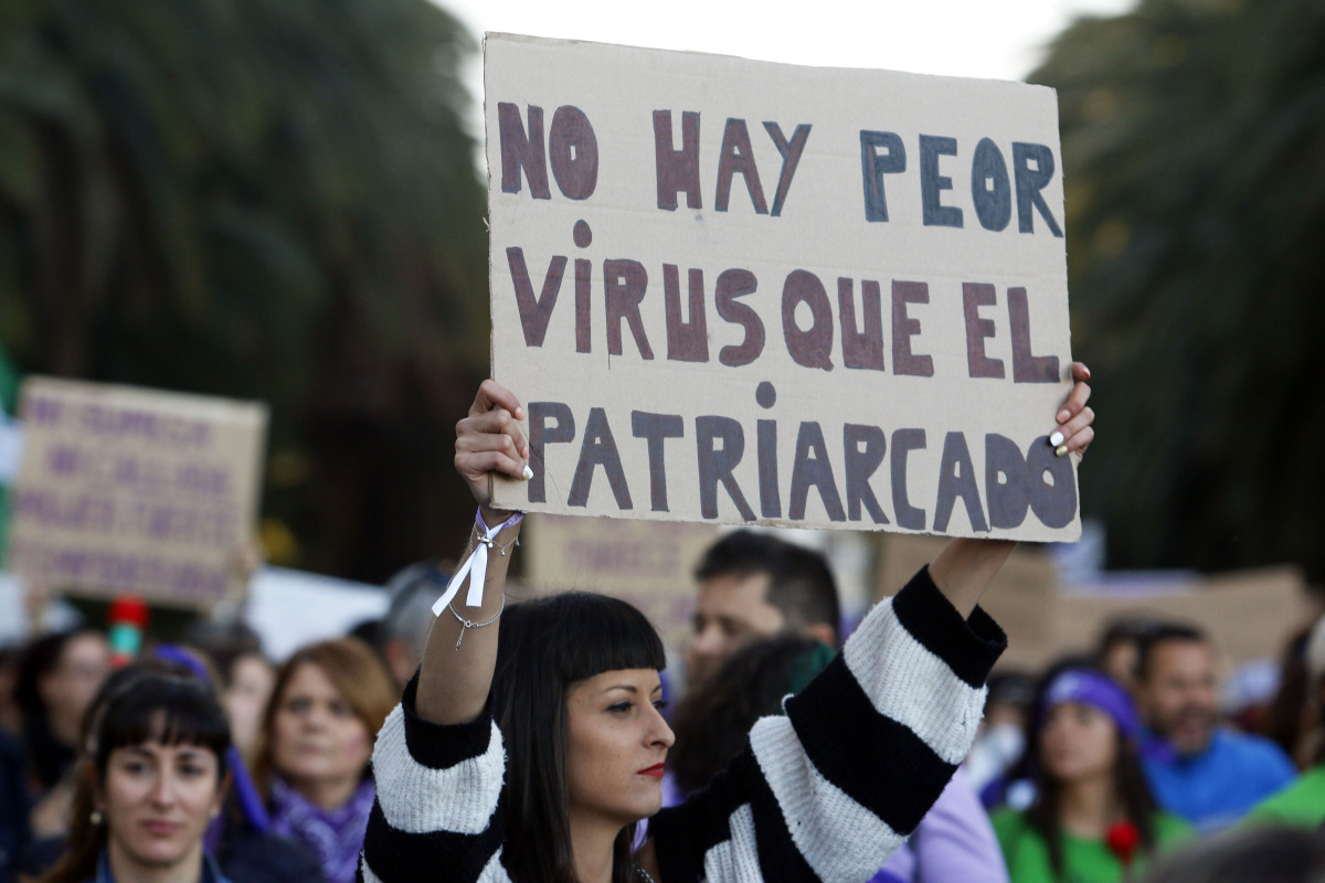 Arxiu - Una dona sosté una pancarta en què es llegeix 'No hi ha pitjor virus que el patriarcat'.
