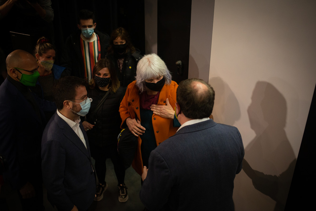 La candidata de la CUP a la Presidencia de la Generalitat, Dolors Sabater (centro), saluda al líder de ERC, Oriol Junqueras (d), y al vicepresidente de la Generalitat y candidato de ERC a las elecciones catalanas, Pere Aragonés (i).