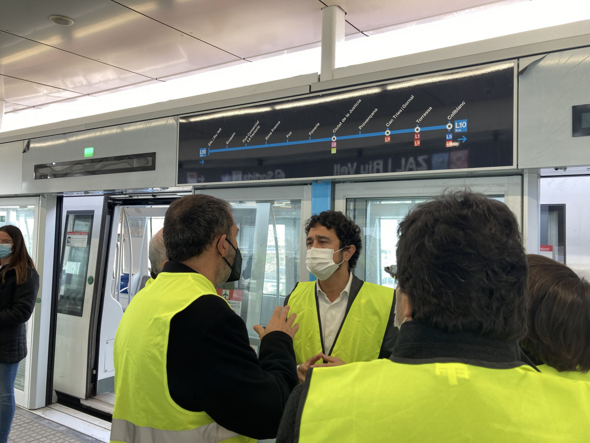 El conseller Damià Calvet durante la visita  a las nuevas estaciones d ela L10 del metro de Barcelona en la Zona Franca.