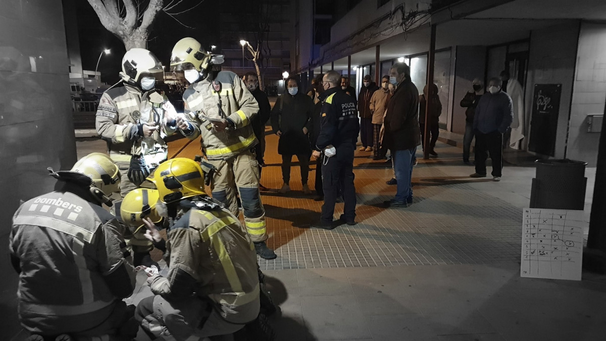 Los Bombers de la Generalitat han evacuado a un centenar de personas la madrugada de este miércoles tras declararse un incendio en un bloque de pisos de diez plantas de Molins de Rei (Barcelona), junto a la Guardia Urbana.