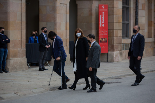 La candidata de Junts, Laura Borràs (c), a su llegada al Auditorio del Parlament de Catalunya.