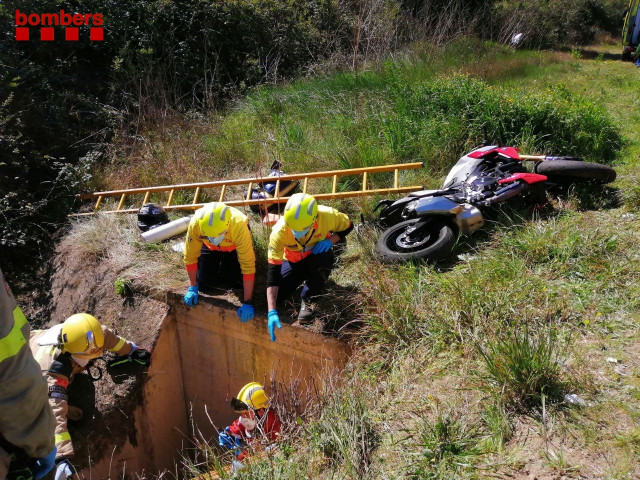Los Bombers de la Generalitat rescatan a dos personas tras sufrir un accidente de moto en Esparreguera (Barcelona)