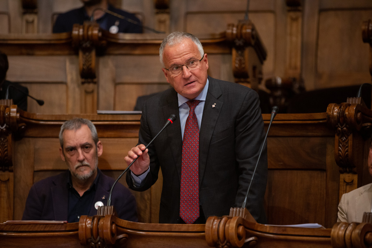 Archivo - El concejal del PP, Josep Bou, interviene en el pleno extraordinario sobre Seguridad celebrado en el Ayuntamiento de Barcelona.