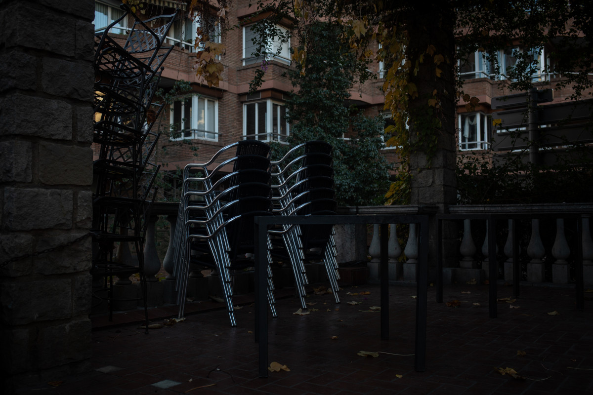 Archivo - Arxiu - Cadires buides a la terrassa d'un bar de Barcelona. Catalunya (Espanya), 21 de desembre del 2020.