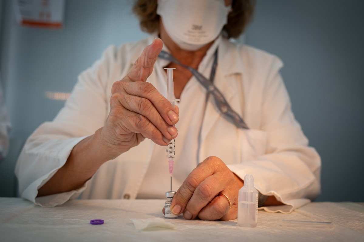EuropaPress 3517622 enfermera prepara vacuna pfizer biontech contra covid 19 antes