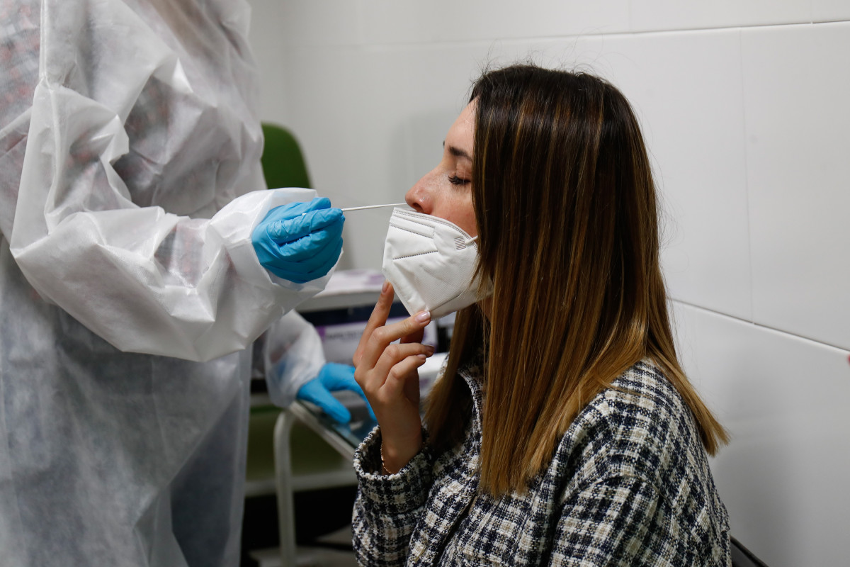 Una mujer se somete a un test de antígenos preparado para trabajadores de hostelería en la sede de Makro, en Madrid (España), a 30 de marzo de 2021.