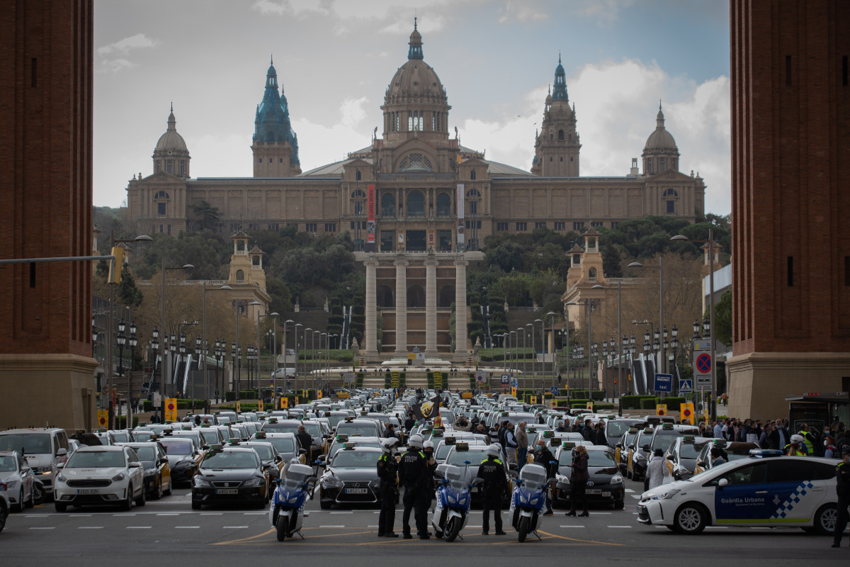 Archivo - Fila de taxistas que participan en una marcha lenta en Barcelona, Catalunya, (España), a 18 de marzo de 2021. El encuentro, convocado por Élite Taxi desde Plaza España hasta el Parlament, se produce para protestar contra la vuelta de Uber en Bar