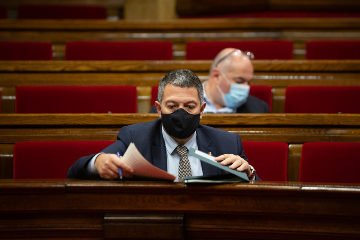 Archivo - El conseller de Interior, Miquel Samper, durante la Diputación Permanente del Parlament, en Barcelona.