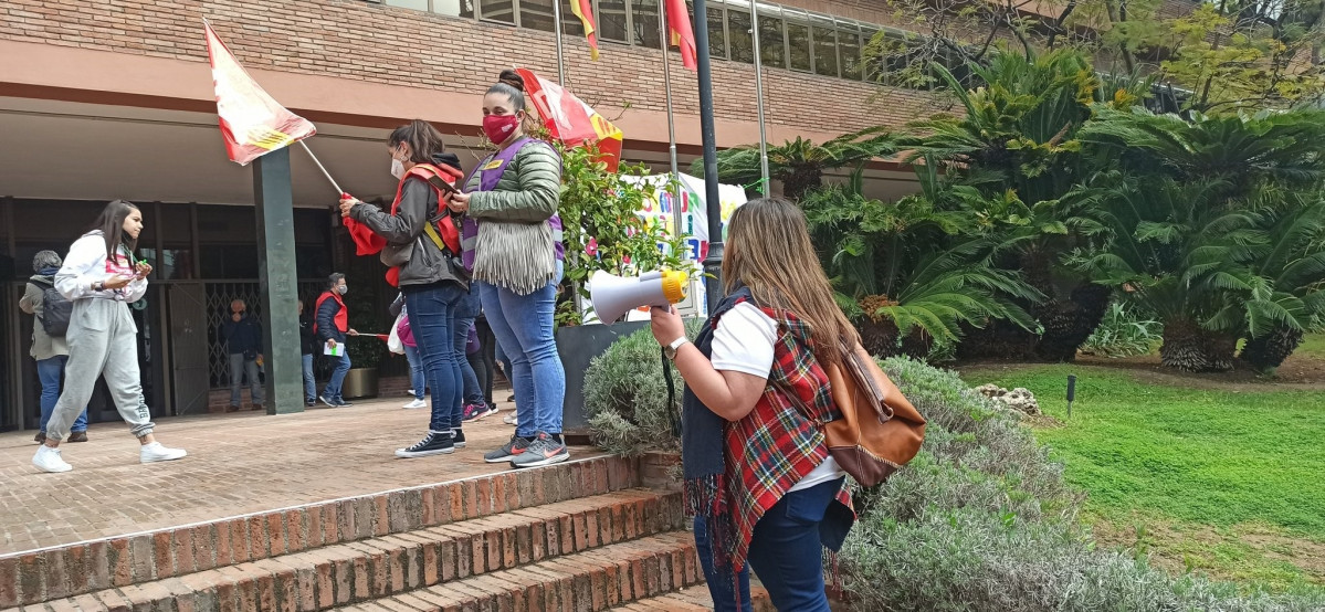 Concentrados en la Conselleria de Educación de la Generalitat contra el cierre de la Acadèmia Cultura de L'Hospitalet (Barcelona)