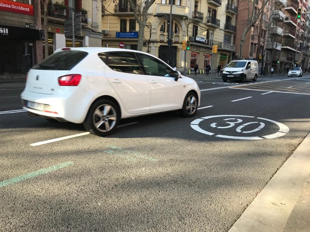 Archivo - Las calles Creu Coberta y Sants de Barcelona se convierten en zonas de velocidad 30