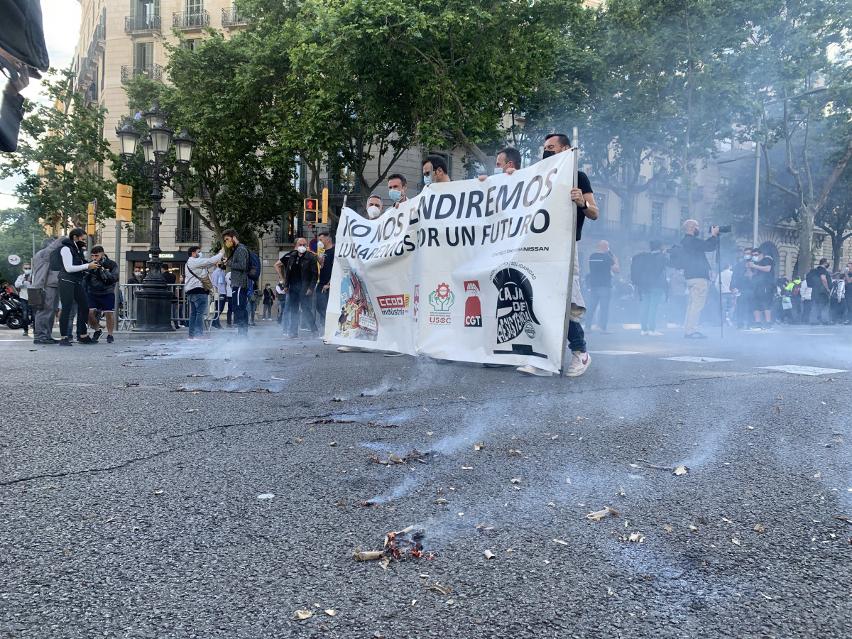 Petardos en la manifestación de los trabajadores de Nissan en Barcelona