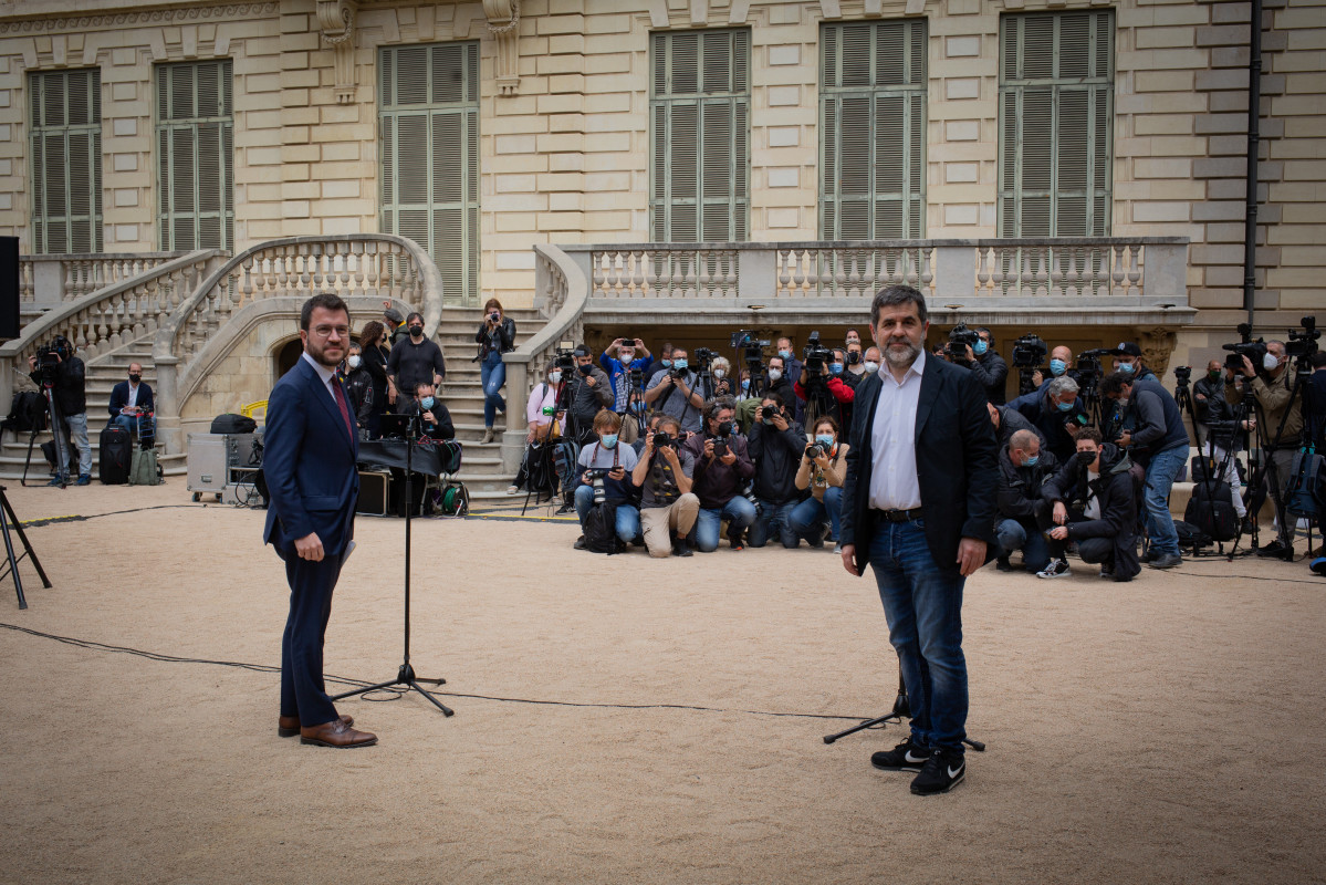 El president de la Generalitat en funciones, Pere Aragonès (i) y el secretario general de Junts, Jordi Sànchez (d) durante una rueda de prensa en los jardines del Palau Robert, a 17 de mayo de 2021, en Barcelona, Catalunya (España). ERC y Junts han cerrad