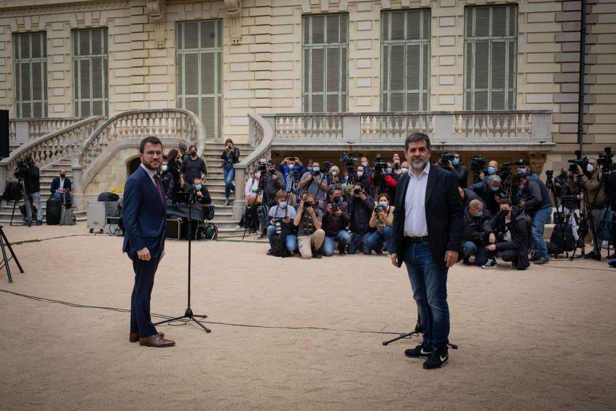 El president de la Generalitat en funciones, Pere Aragonès (i) y el secretario general de Junts, Jordi Sànchez (d) durante una rueda de prensa en los jardines del Palau Robert, a 17 de mayo de 2021, en Barcelona, Catalunya (España). ERC y Junts han cerrad