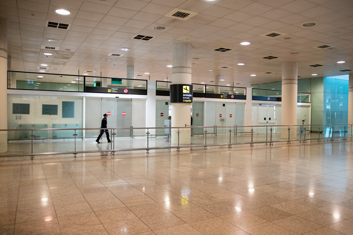 Archivo - Un pasajero pasea por las instalaciones del aeropuerto El Prat de Barcelona