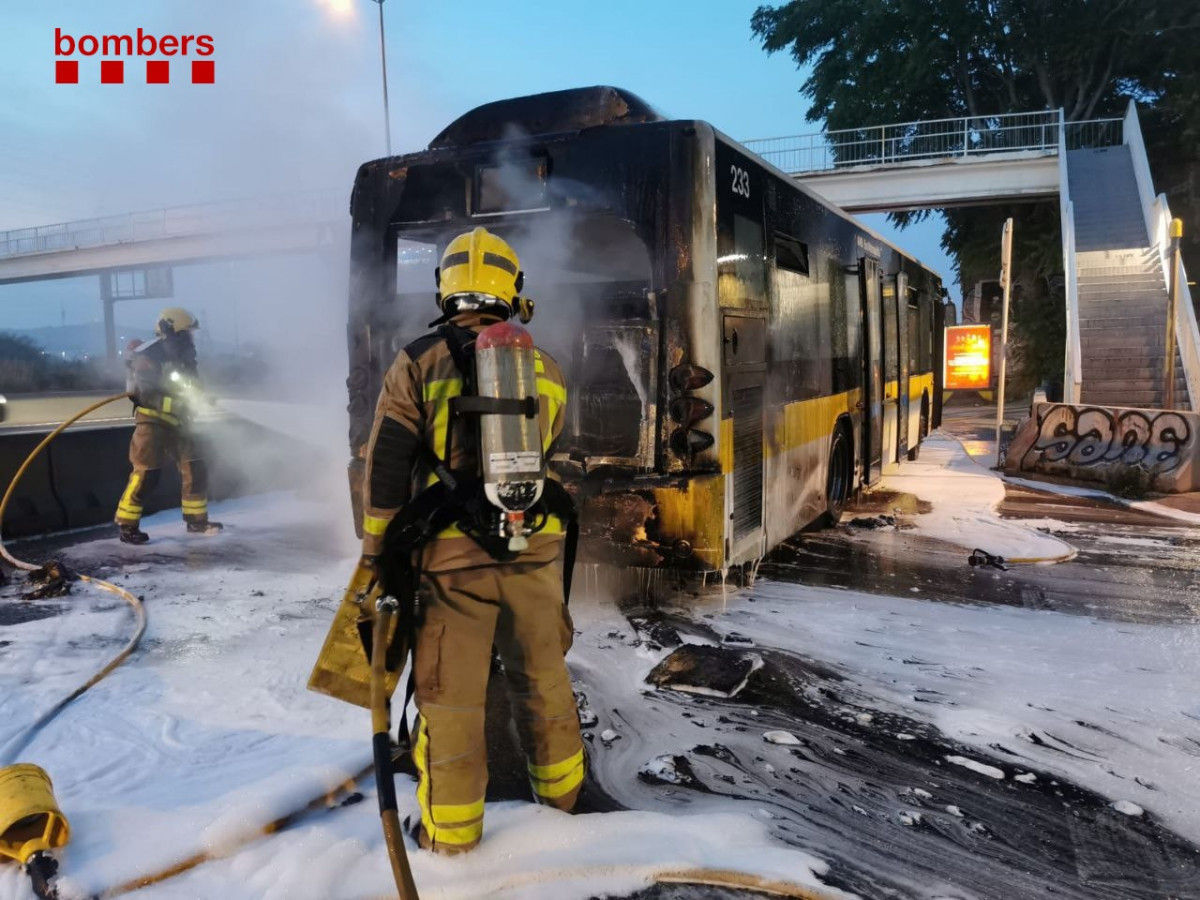 EuropaPress 3741298 bombero sofoca llamas espuma autobus incendiado c 31