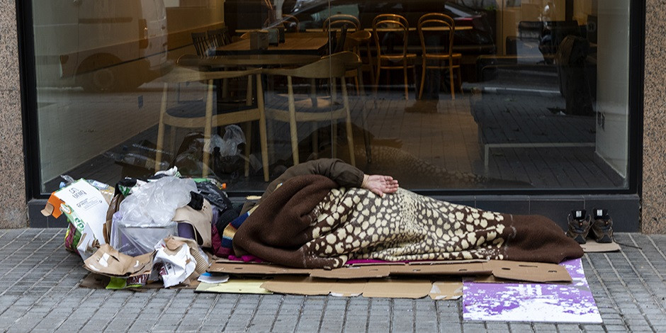 EuropaPress 3706237 persona situacion sinhogarismo durmiendo calle