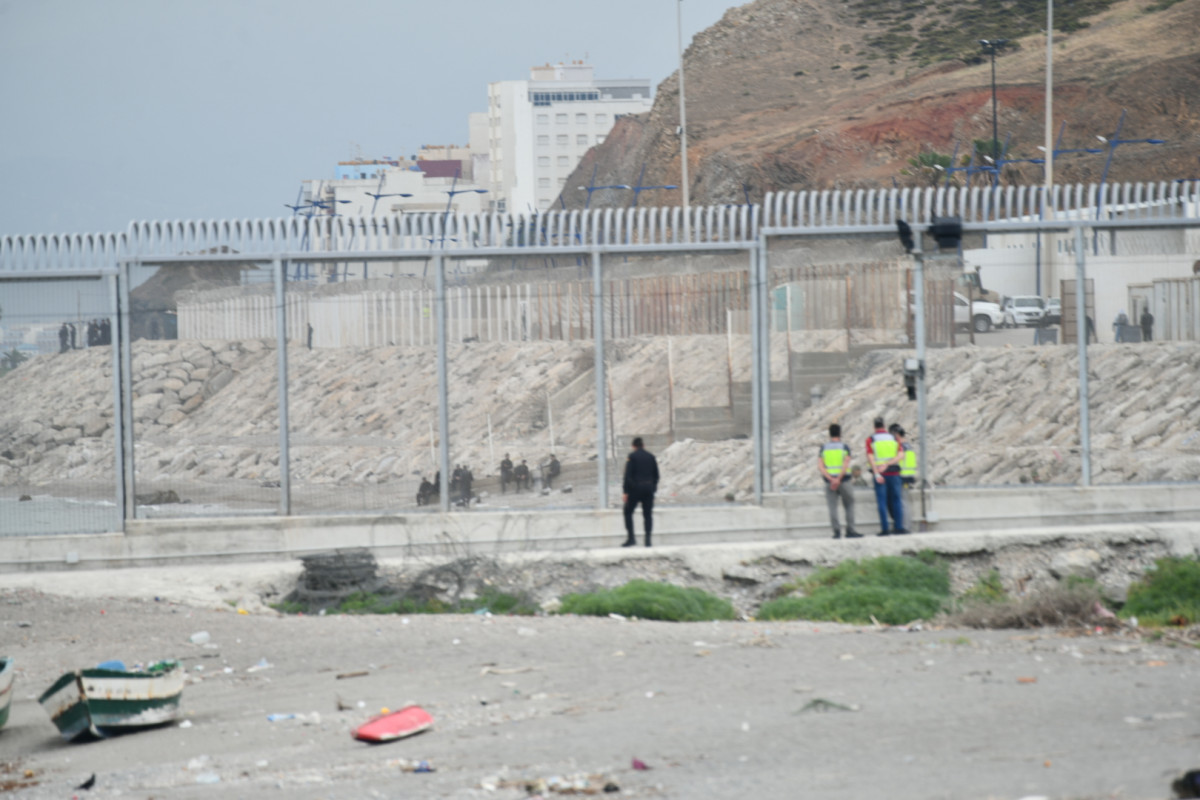 EuropaPress 3748685 varios agentes guardia civil desplegados valla playa tarajal 31 mayo 2021