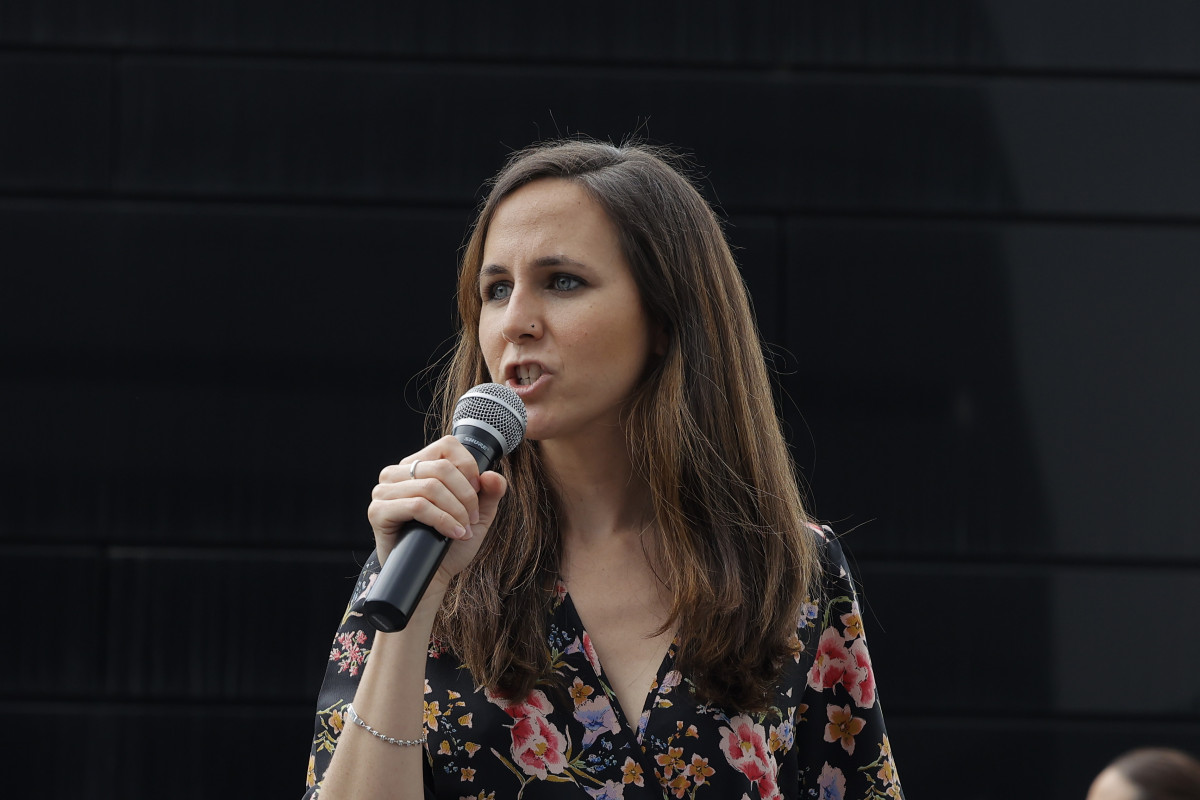 La ministra de Derechos Sociales, Ione Belarra, en el último acto de su campaña por liderar Podemos, a 11 de junio de 2021, en Zaragoza, Aragón (España). Con este acto, la ministra de Derechos Sociales cierra su campaña para convertirse en secretaria gene