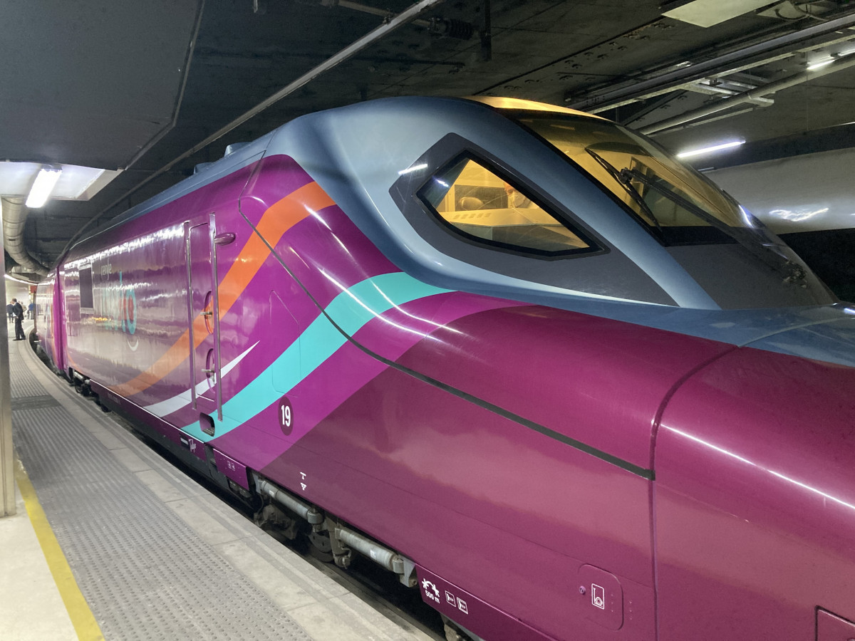 Archivo - Tren AVLO en la estación de Sants de Barcelona durante sus viajes de pruebas antes de la puesta en funcionamiento del servicio.