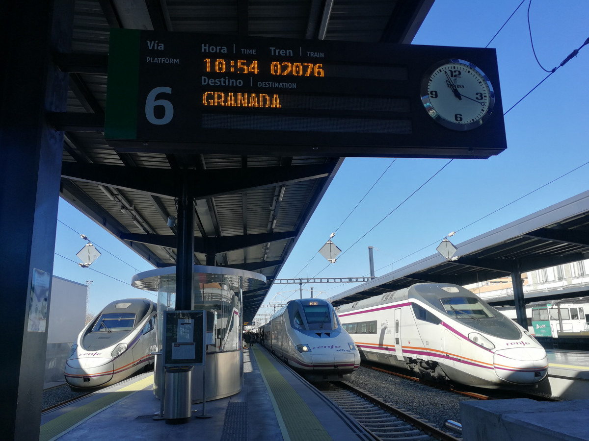 Archivo - Tren Ave con destino a Granada