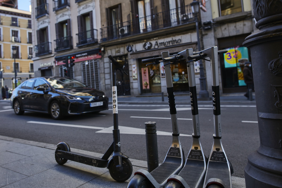 Archivo - Varios patinetes eléctricos estacionados en el centro de Madrid (España).