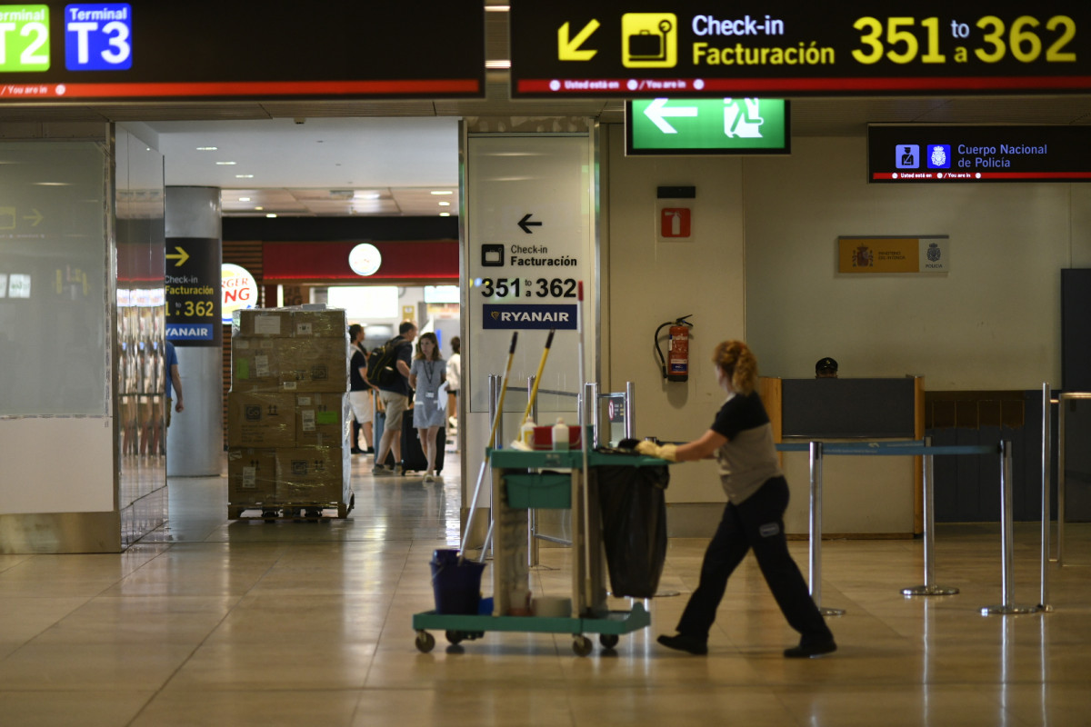 Archivo - Personal de limpieza en el Aeropuerto de Madrid-Barajas Adolfo Suárez.