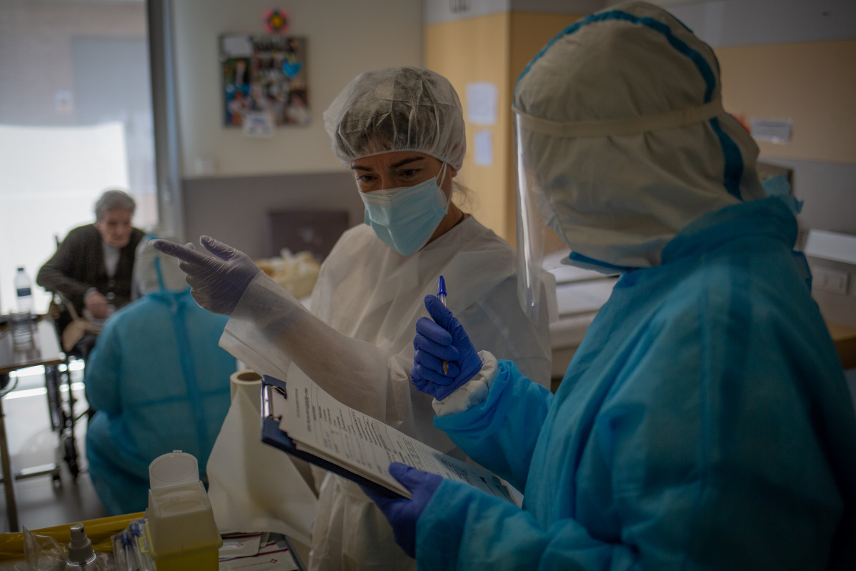 Archivo - Tests rápidos de coronavirus en la residencia geriátrica Redós de Sant Pere de Ribes (Barcelona).