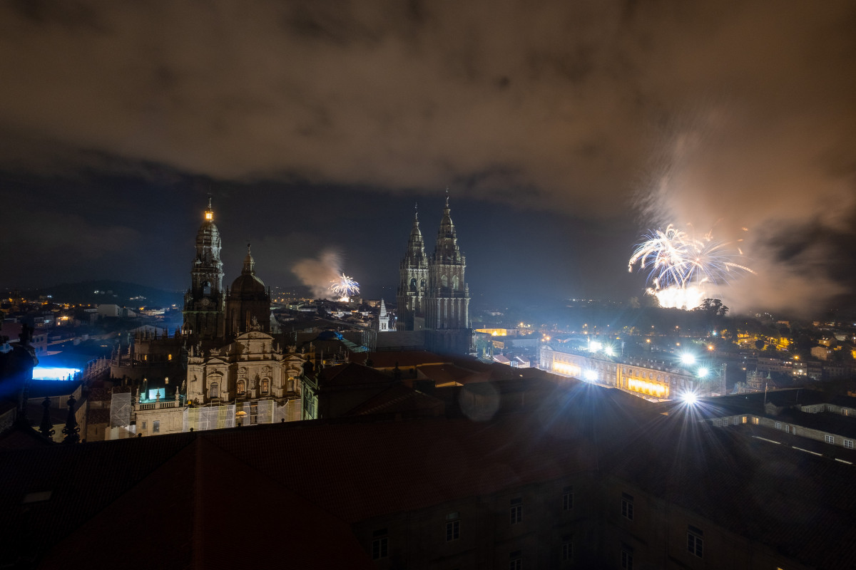 Fuegos del Apostol lanzados por la celebración del Día de Galicia en Santiago de Compostela, A Coruña (Galicia), a 24 de julio de 2021