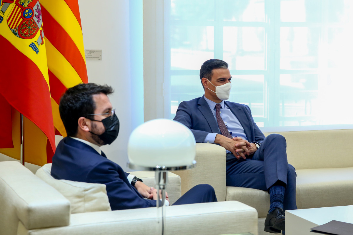 Archivo - Arxivo - El president del Govern, Pedro Sánchez (d); i el president de la Generalitat de Catalunya, Pere Aragonès, durant una reunió en el Palau de la Moncloa, a 29 de juny de 2021, a Madrid (Espanya). Tots dos mandataris es reuneixen avui per p