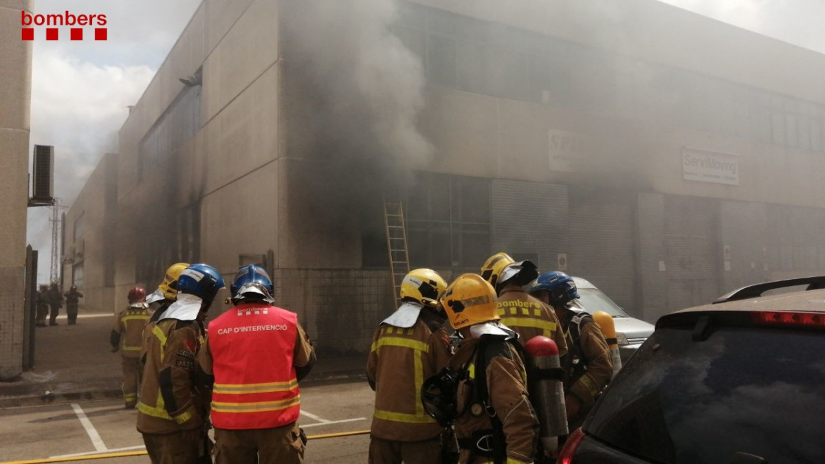 Bombers trabajan en un incendio en una nave en Sant Feliu de Llobregat (Barcelona)