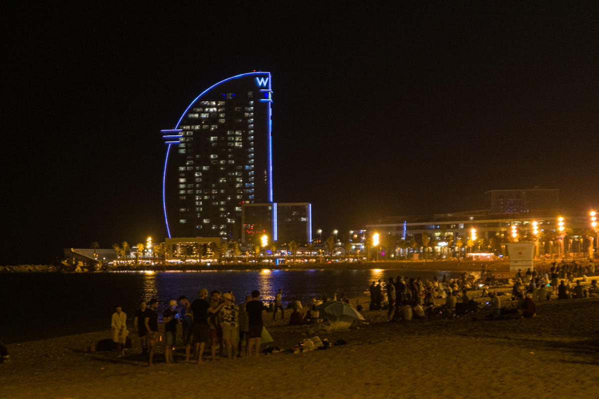 Archivo - Varios grupos de jóvenes en la playa de la Barceloneta tras la entrada en vigor del toque de queda en Cataluña, a 16 de julio de 2021