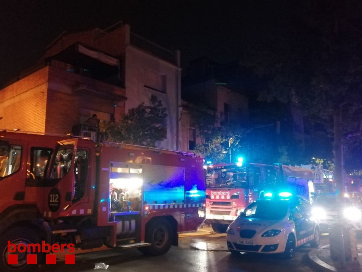 Los bomberos trabajan para apagar el incendio en una vivienda de Sant Boi (Barcelona)