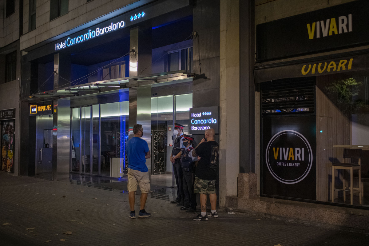 Varios agentes de los Mossos d´Esquadra, en la entrada del Hotel Concordia, a 25 de agosto de 2021.