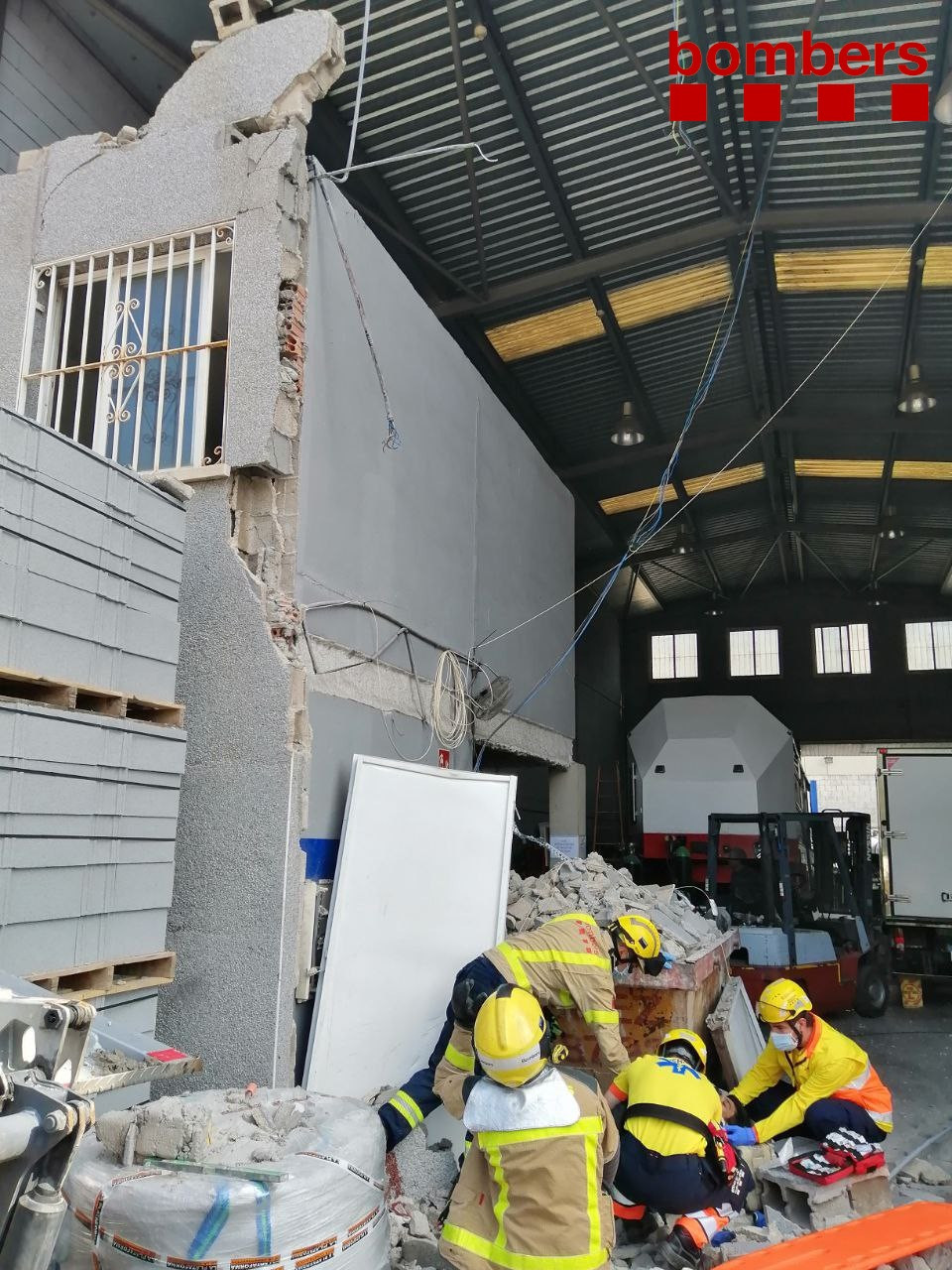 Rescatan a dos personas bajo escombros tras caer un muro en el Prat (Barcelona)
