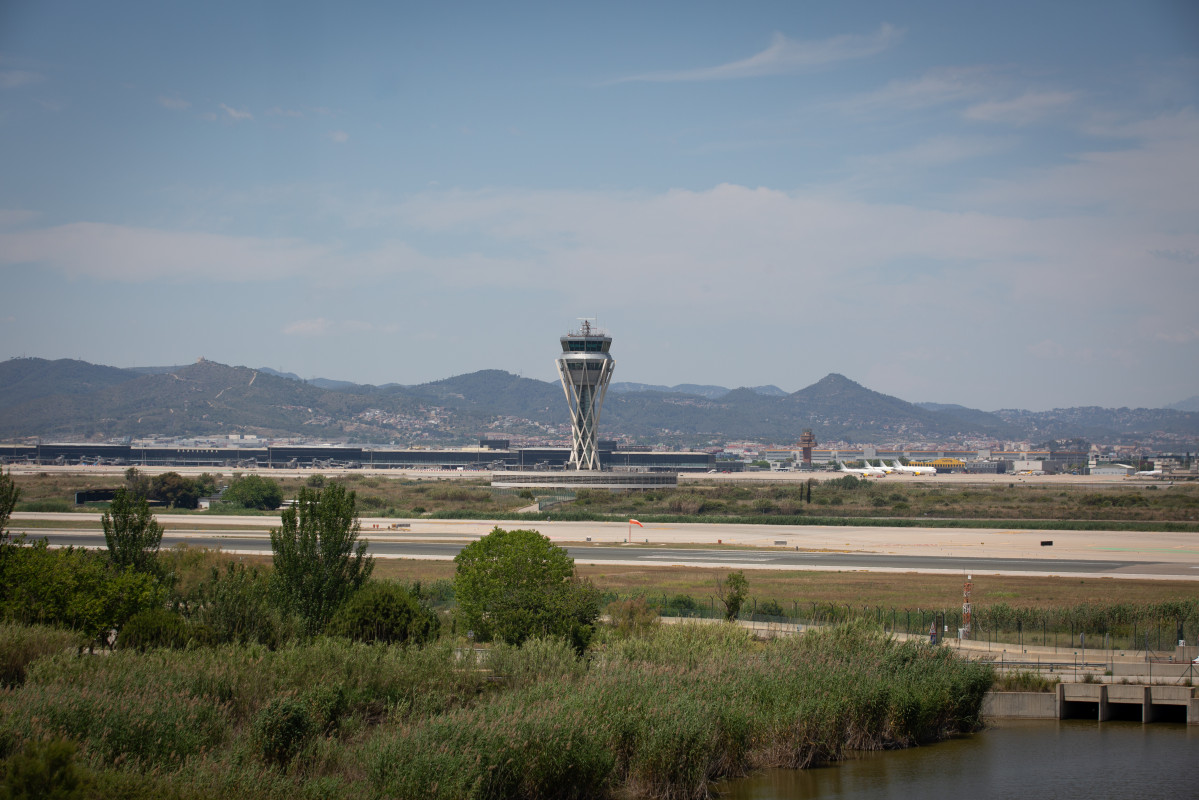 Archivo - El aeropuerto de de Josep Tarradellas Barcelona-El Prat, cerca del espacio protegido natural de La Ricarda, a 9 de junio de 2021, en El Prat de Llobregat, Barcelona, Cataluña (España).