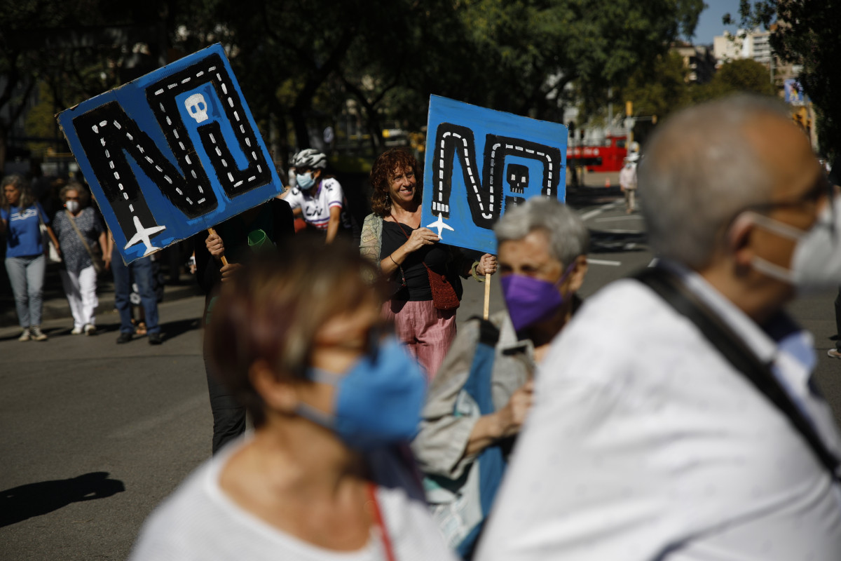 Una participante de la manifestación en Barcelona para protestar contra el proyecto de ampliación del Aeropuerto de El Prat-Barcelona