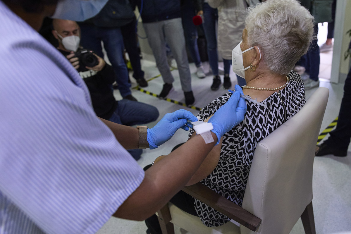 Una sanitaria vacuna a una mujer en la Residencia de Mayores Vista Alegre, a 22 de septiembre de 2021, en Madrid, (España). La Comunidad de Madrid Comienza este miércoles a administrar terceras dosis en las residencias de mayores frente al Covidien-19, que se