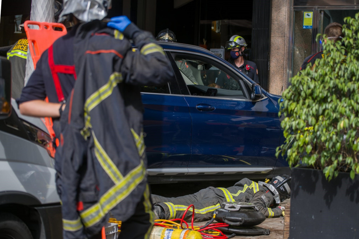 EuropaPress 3972679 dos heridos cuando coche embestido accidentalmente terraza barcelona