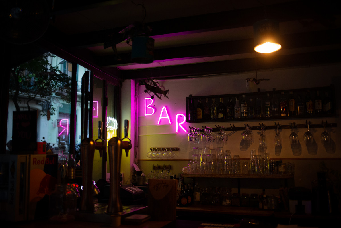 Interior de un bar de una calle céntrica de Barcelona, a 14 de octubre de 2021.