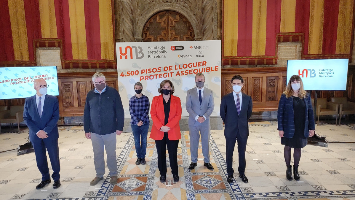 La alcaldesa de Barcelona, Ada Colau; el primer teniente de alcalde, Jaume Collboni; el vicepresidente ejecutivo del AMB, Antonio Balmón; y la concejala de Vivienda, Lucia Martín, junto a los representantes de Cevasa y Neinor, Donato Muñoz y Jordi Argemí