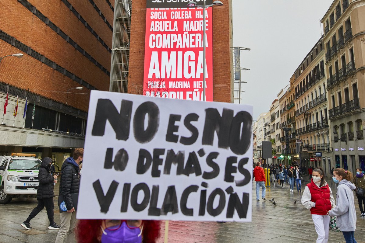 Archivo - Una mujer sostiene una pancarta donde se lee 