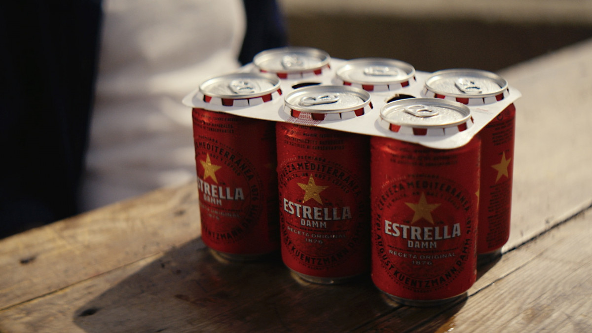 Estrella Damm produce todas sus latas con anillas de cartón 100% biodegradable, con el proyecto LatCub