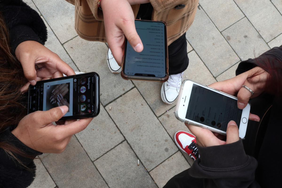 EuropaPress 4031981 jovenes utilizando telefonos moviles