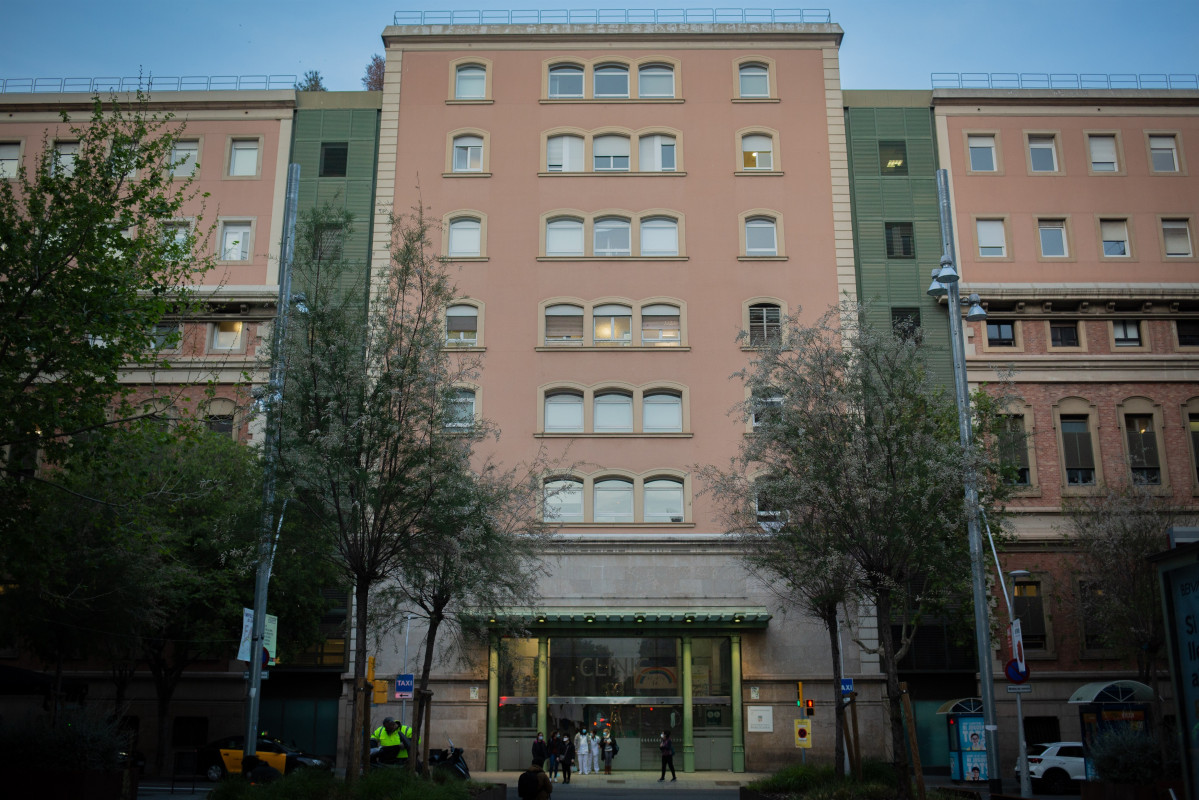 Archivo - Fachada principal del Hospital Clínic de Barcelona