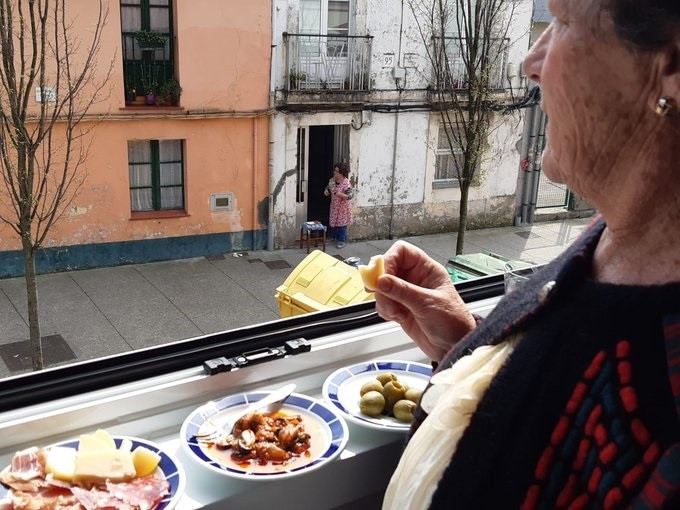 Archivo - Un grupo de abuelas queda a tomar el aperitivo durante la cuarentena desde sus balcones