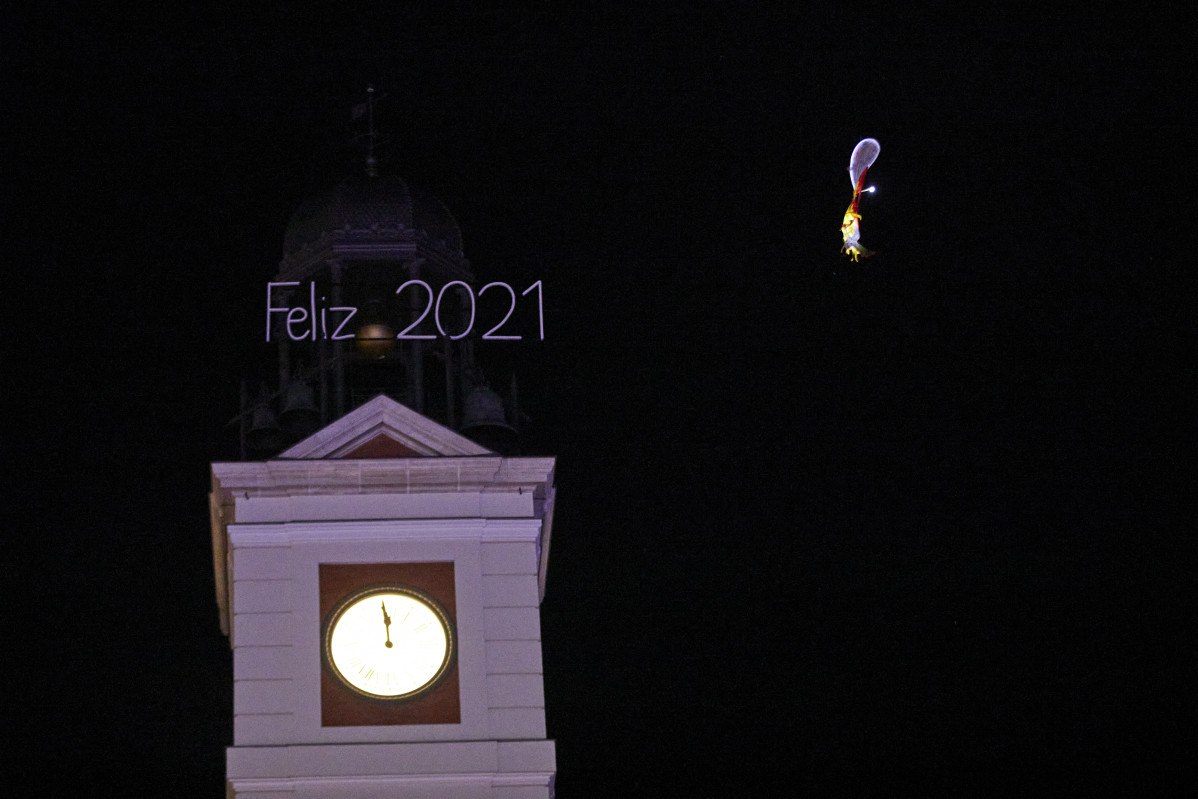 Archivo - Un dron sobrevuela la Puerta del Sol durante las campanadas de Nochevieja, en Madrid (España) a 31 de diciembre de 2020. Esta Nochevieja un dron logró colarse en la Puerta del Sol y burlar la seguridad del perímetro y pudo verse durante la emisi