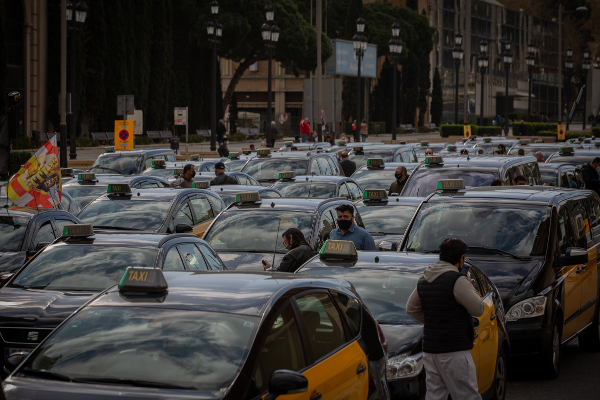 Archivo - Arxiu - Una protesta de taxistes convocada per Élite Taxi