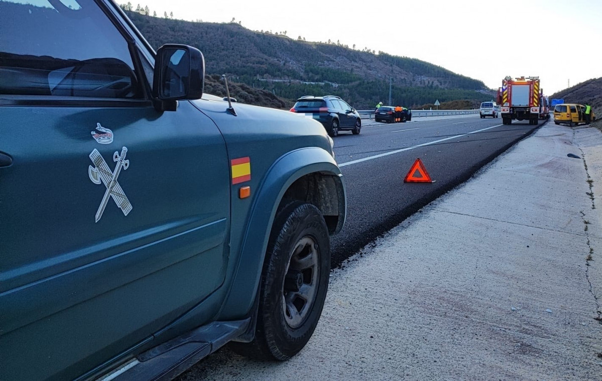 Vehículo de la Guardia Civil en el lugar del accidente