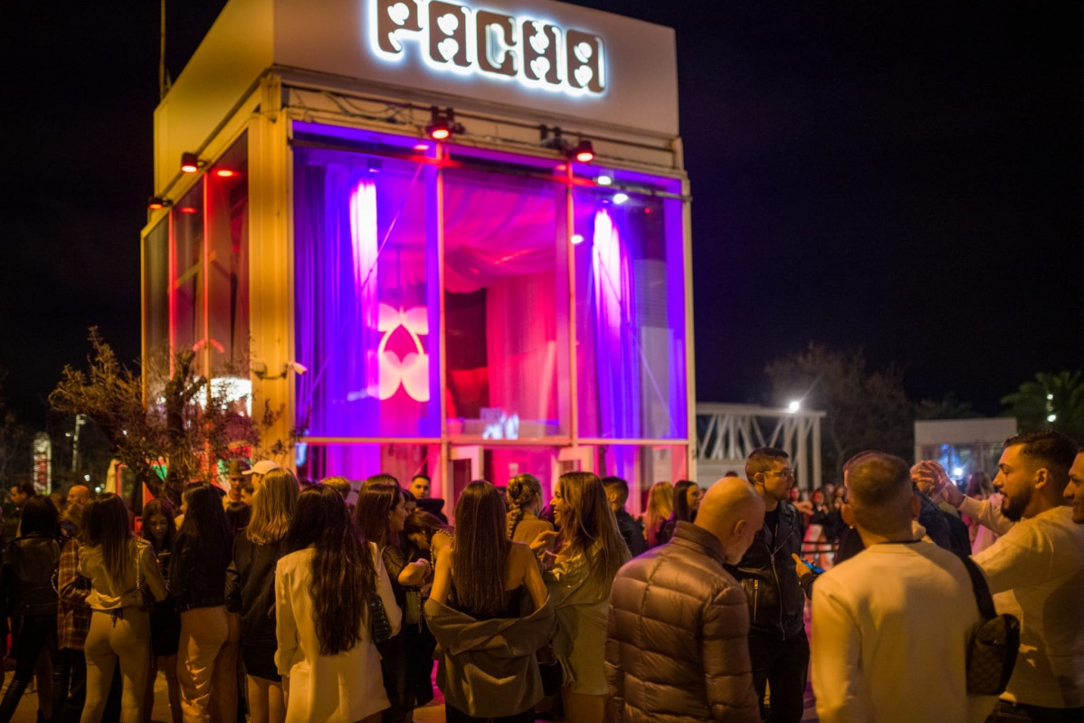 Algunes persones fan cua enfront de la discoteca Pacha de Barcelona en la primera nit de reobertura de l'oci nocturn a Catalunya després de mesos de restriccions, a 7 d'octubre de 2021.